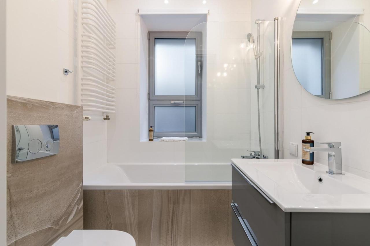 Twarda 14 - Elegant Apartment By Noclegi Renters Varsó Kültér fotó